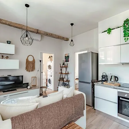 Apartman Nest & Rest - By Myhomeincomo *