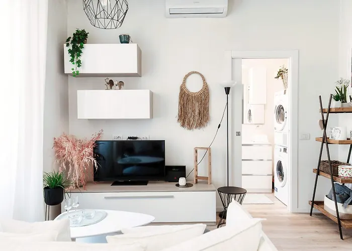 Nest & Rest - By Myhomeincomo Apartment