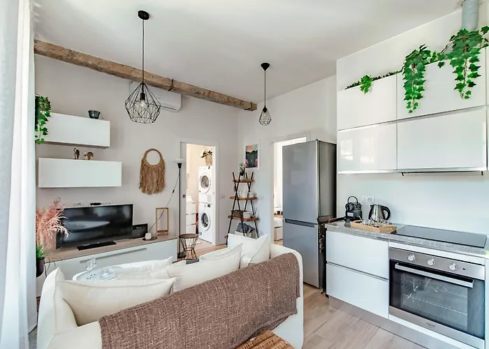 Apartment Nest & Rest - By Myhomeincomo *